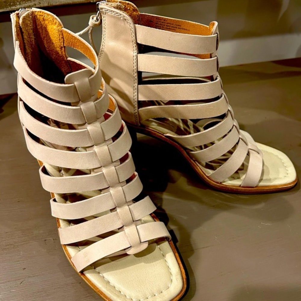 SOFFT Stratford -‎ Like New